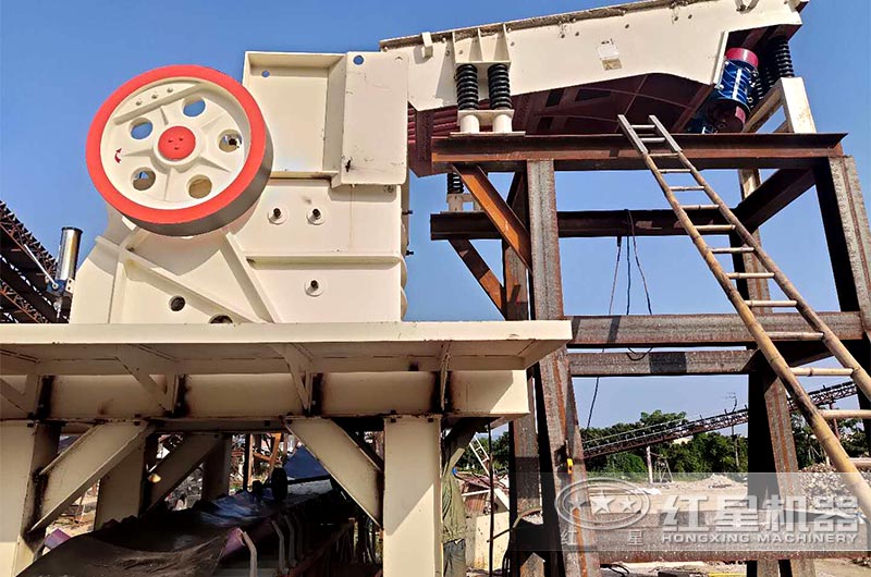 小型顎式破碎機采用鋼架結(jié)構(gòu)隨拆隨走