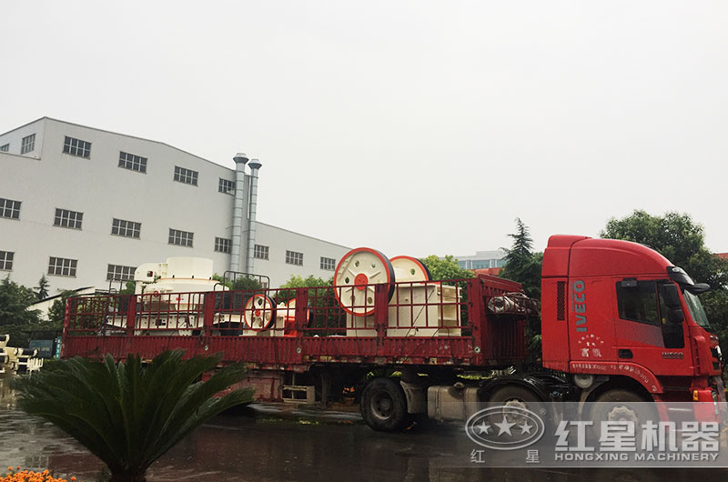 紅星750鄂破機(jī)裝車發(fā)貨現(xiàn)場