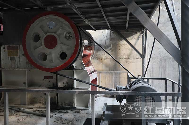 顎式破碎機現(xiàn)場