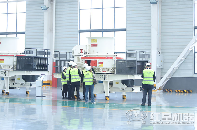 客戶來廠考察制砂機(jī)設(shè)備