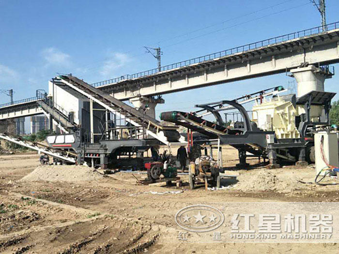 等待作業(yè)的移動式破碎機(jī)現(xiàn)場