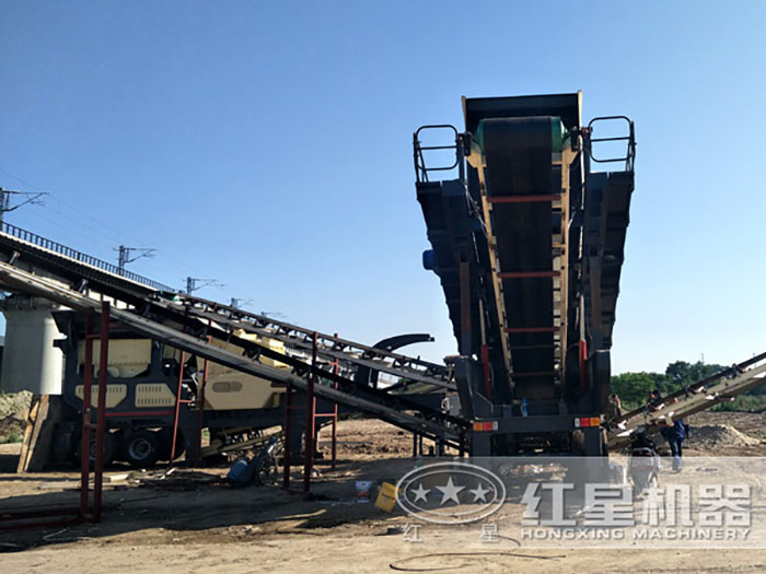 履帶式建筑垃圾移動(dòng)破碎站現(xiàn)場安裝中