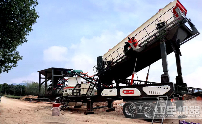車載移動(dòng)便攜式破碎機(jī)作業(yè)現(xiàn)場