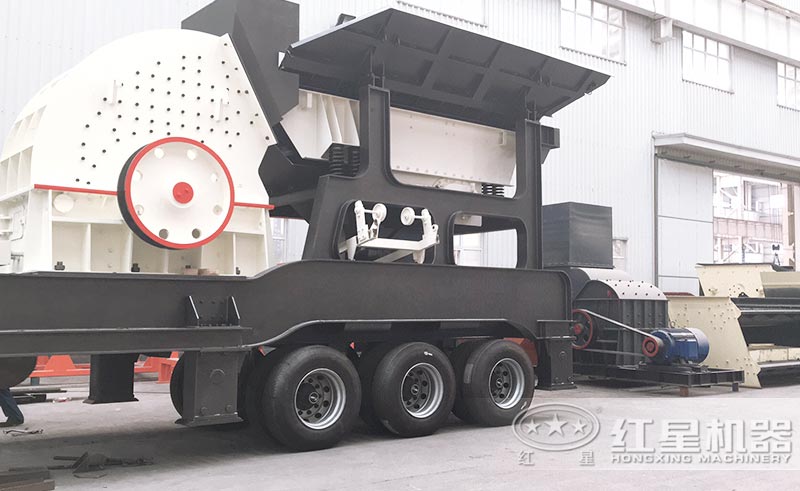 廠區(qū)擺放的剛完工的錘式移動破碎機(jī)
