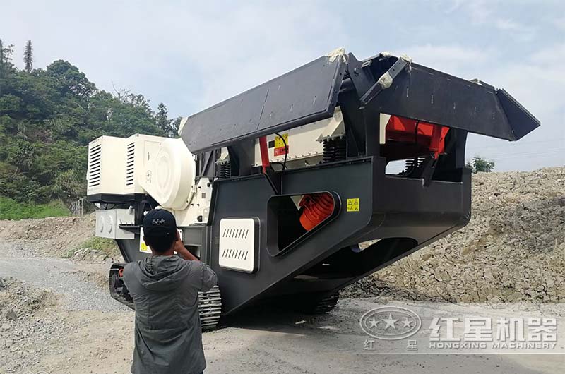 履帶液壓行走移動鄂式破碎機(jī)
