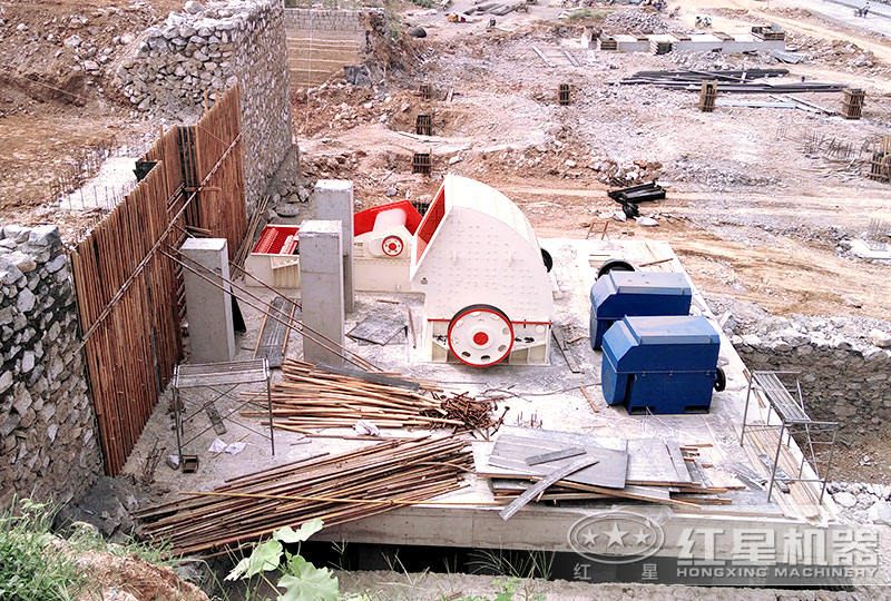 新鄉(xiāng)客戶(hù)錘式破碎機(jī)作業(yè)現(xiàn)場(chǎng)