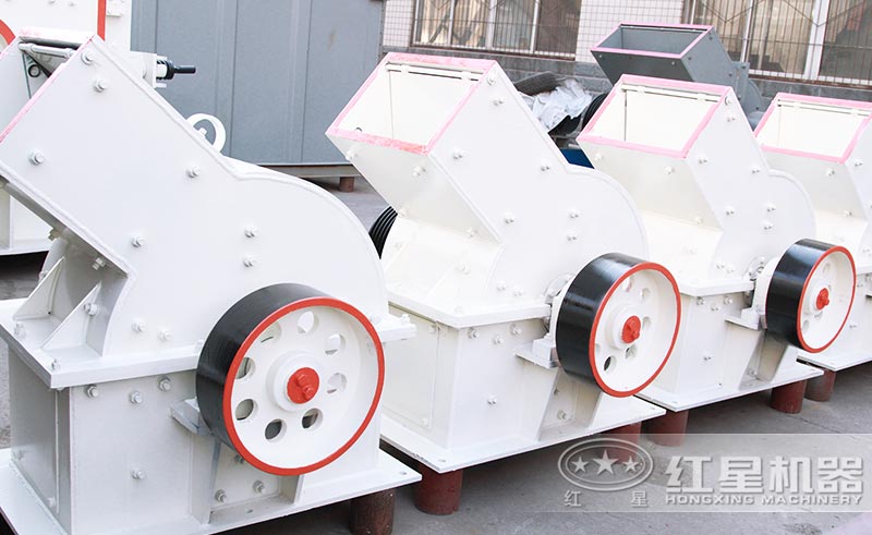 錘式碎石機(jī)外形簡(jiǎn)單，小巧