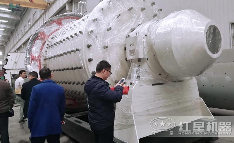 客戶來廠考察球磨機(jī)