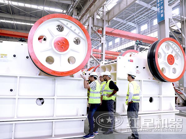 客戶前來參觀考察顎式破碎機設(shè)備