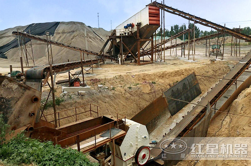 固定式錘式破碎機工作現(xiàn)場