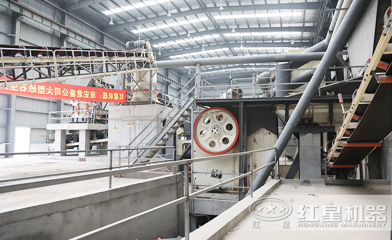 顎式破石機(jī)現(xiàn)場
