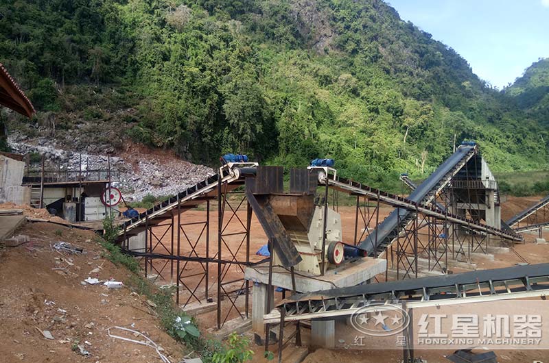 河北一砂石廠鄂破碎石加工現(xiàn)場