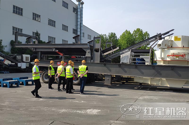 客戶考察車載移動式制砂機(jī)
