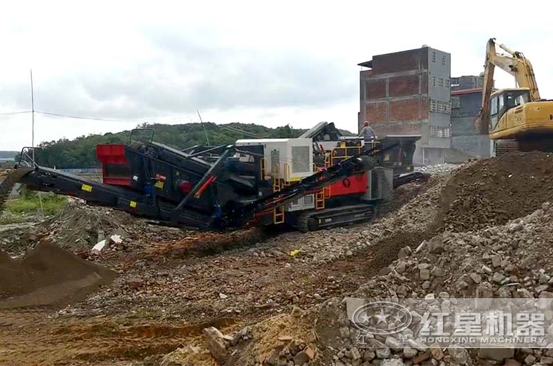 施工現(xiàn)場使用的移動式建筑垃圾粉碎機(jī)