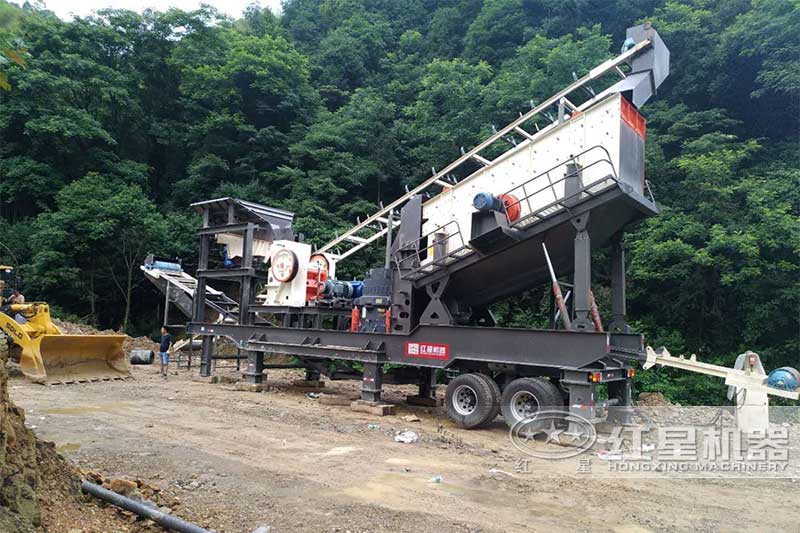 四合一小型移動碎石機(jī)現(xiàn)場
