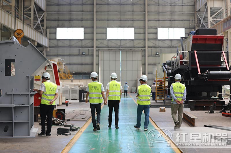 客戶來廠考察移動破碎篩分一體機(jī)車間