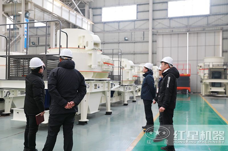 客戶來廠考察煤矸石破碎制砂設(shè)備