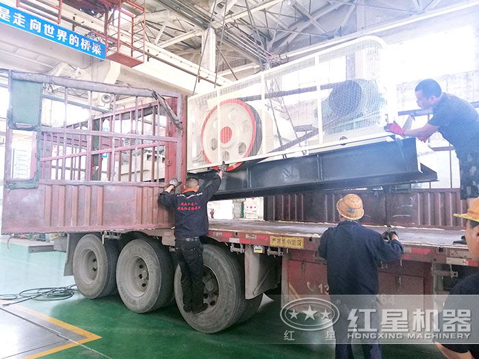 對(duì)輥式粉碎機(jī)裝車發(fā)貨