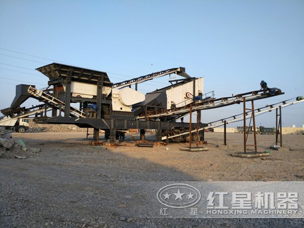 1100tph移動(dòng)式顎式破碎站現(xiàn)場圖