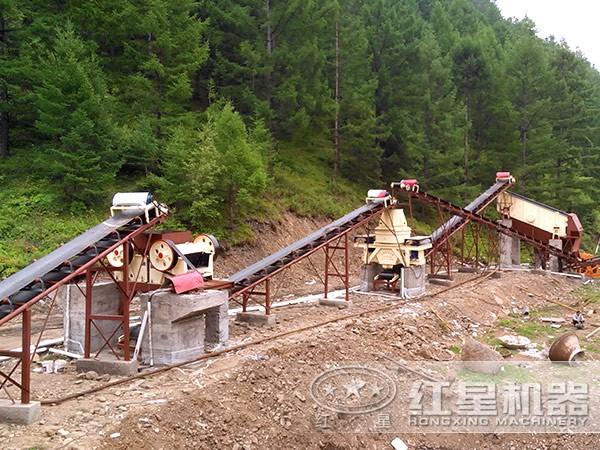 石灰石破碎生產線現(xiàn)場作業(yè)圖
