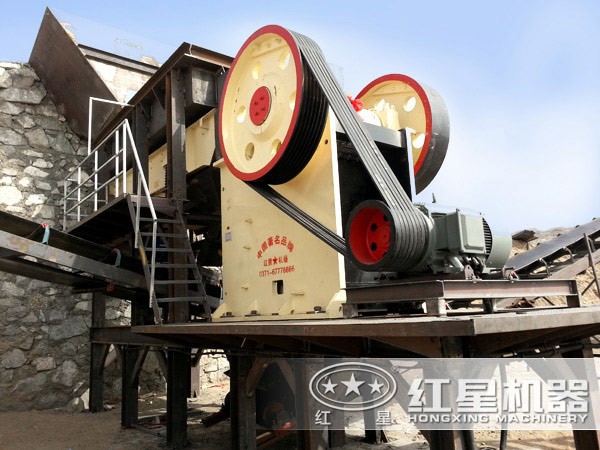 顎式石頭破碎機現場作業(yè)圖
