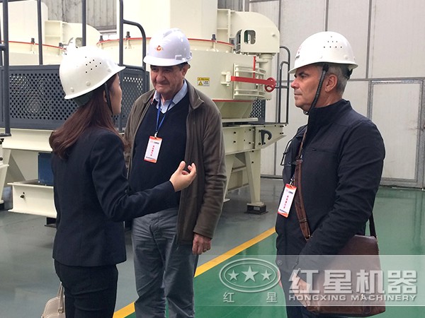 玄武巖制砂機(jī)用戶參觀廠區(qū)圖