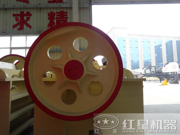 250*1000顎式破碎機(jī)飛輪特寫(xiě)