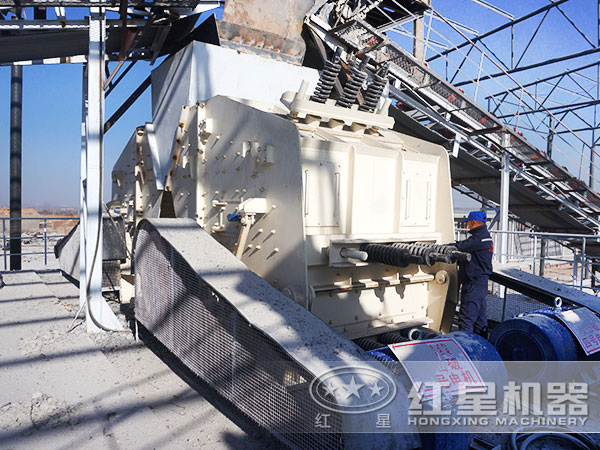 日產(chǎn)500PF反擊式碎石機(jī)_嗑石機(jī)現(xiàn)場作業(yè)