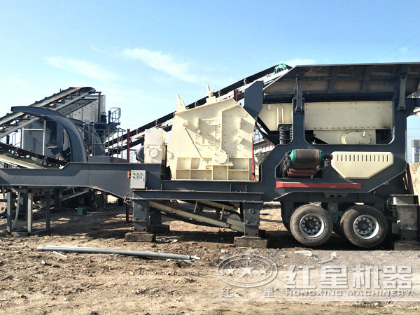 移動(dòng)反擊破碎機(jī)，客戶破碎現(xiàn)場