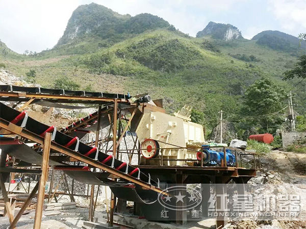 PF反擊式碎石機(jī)_嗑石機(jī)作業(yè)現(xiàn)場圖