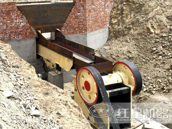 顎式破碎機(jī)的應(yīng)用現(xiàn)場(chǎng)