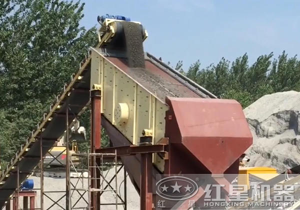振動篩石篩砂機(jī)工作現(xiàn)場