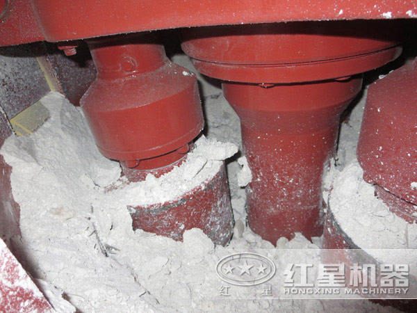白云石磨粉，磨粉機(jī)內(nèi)部