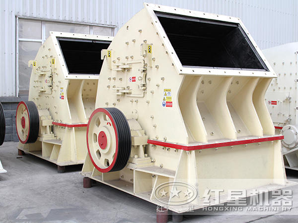 鐵礦石PCZ17116碎石機廠區(qū)排列整齊圖