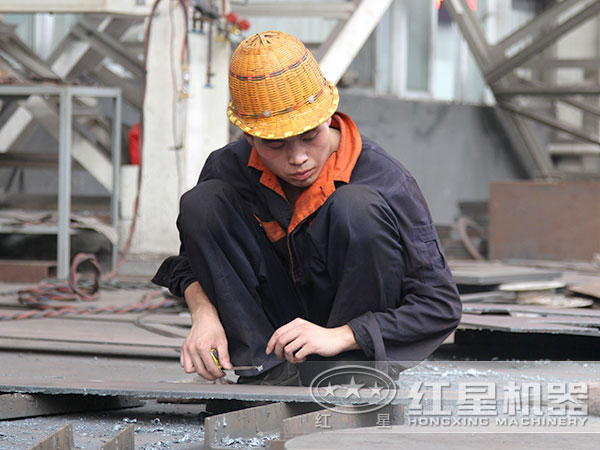 對輥式粉碎機(jī)_對滾式粉碎機(jī)生產(chǎn)現(xiàn)場