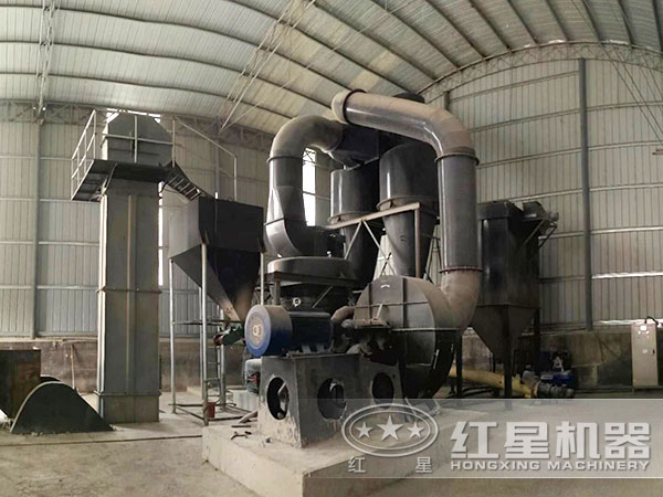 小型立式礦物磨粉機(jī)現(xiàn)場作業(yè)