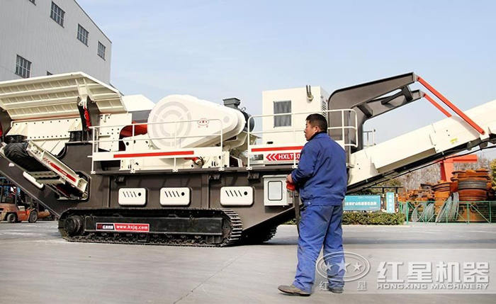 技術(shù)人員用遙控操作移動破碎機圖