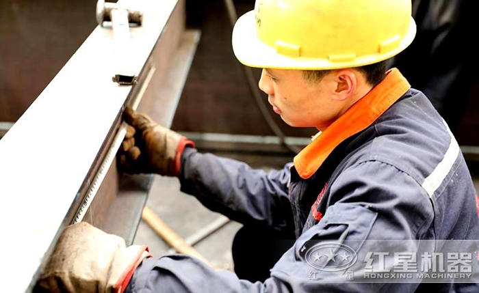 工作人員精準(zhǔn)測量圖