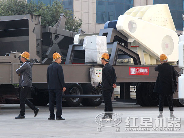 客戶廠區(qū)內參觀可移動式基建垃圾破碎設備