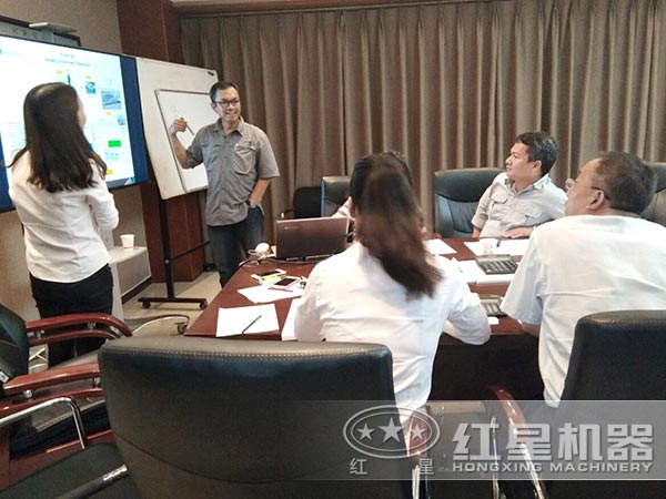 技術(shù)人員為客戶選型
