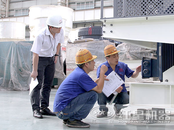 技術(shù)人員探討制砂機性能