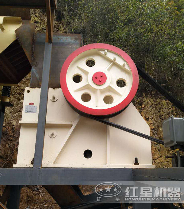 石屑600×900顎式破碎機(jī)現(xiàn)場(chǎng)作業(yè)圖