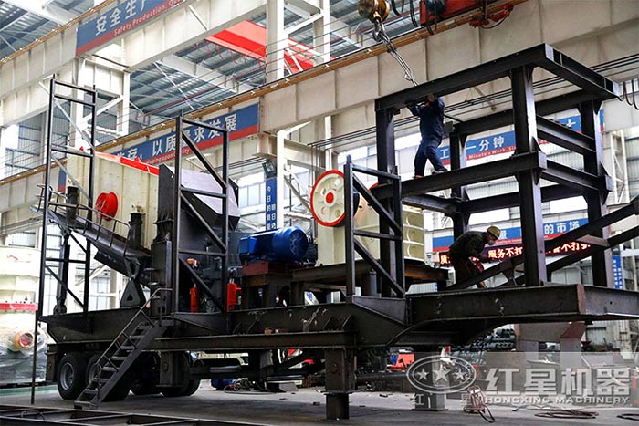 半掛車式砂石機(jī)_半掛車沙石料破碎機(jī)車間作業(yè)中