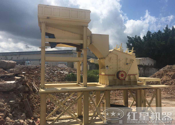 反擊破碎機破碎建筑廢渣現(xiàn)場