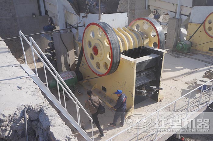 紅星廠家到施工現(xiàn)場安裝顎式破碎機
