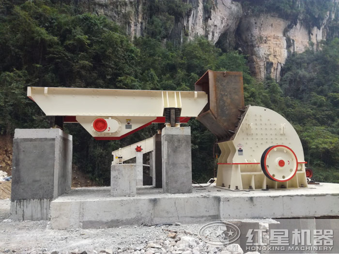 振動(dòng)給料機(jī)和重錘破碎機(jī)