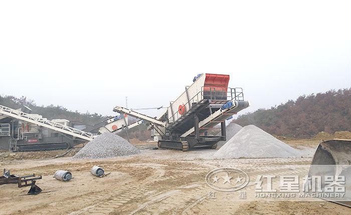 履帶裝置下移動(dòng)粉碎機(jī)_移動(dòng)式粉碎篩分車