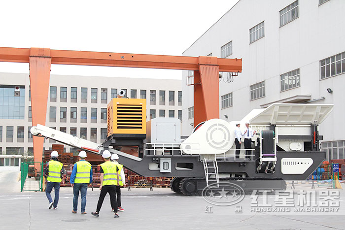 用戶到廠實(shí)地參觀履帶移動破碎機(jī)