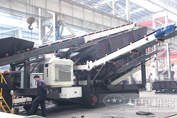 履帶式正在安裝柴油機作業(yè)中