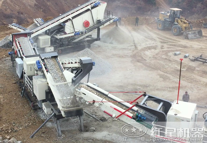 履帶式磕石子機(jī)正在磕石子